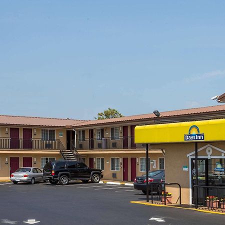 Days Inn By Wyndham Portland Central Экстерьер фото