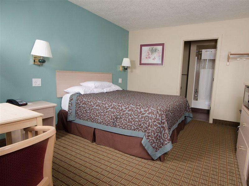 Days Inn By Wyndham Portland Central Экстерьер фото