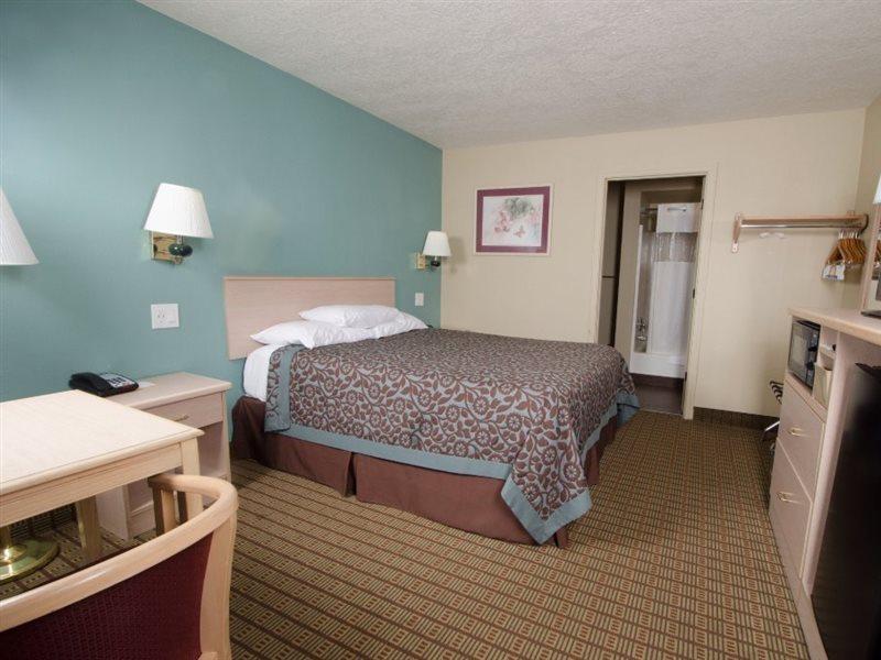 Days Inn By Wyndham Portland Central Экстерьер фото