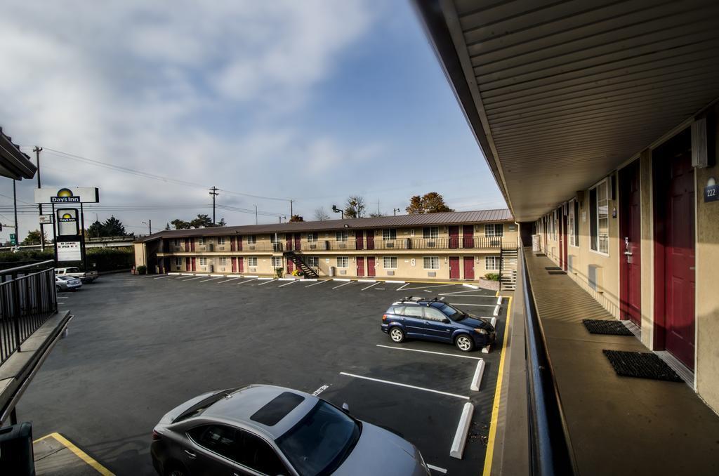 Days Inn By Wyndham Portland Central Экстерьер фото