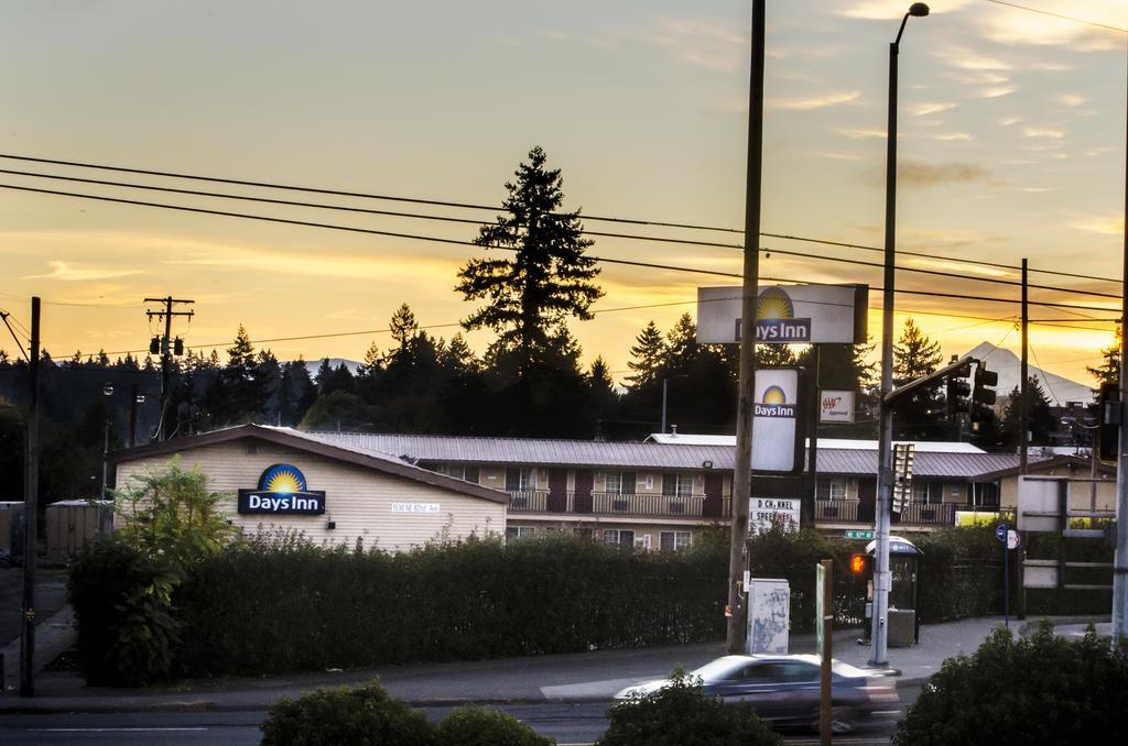 Days Inn By Wyndham Portland Central Экстерьер фото