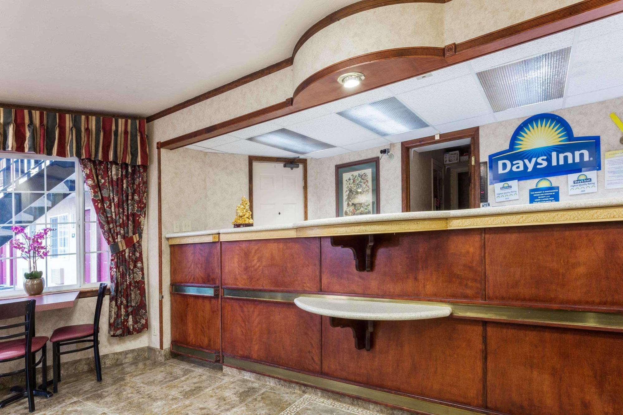 Days Inn By Wyndham Portland Central Экстерьер фото