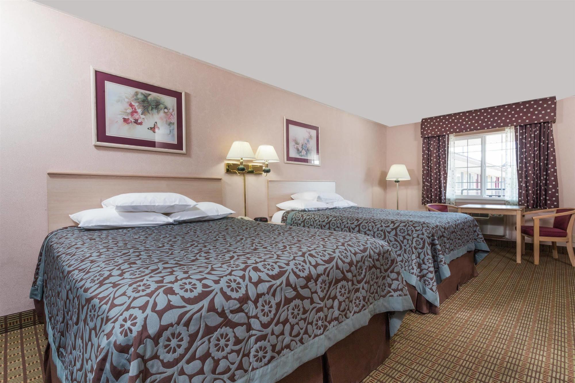 Days Inn By Wyndham Portland Central Экстерьер фото