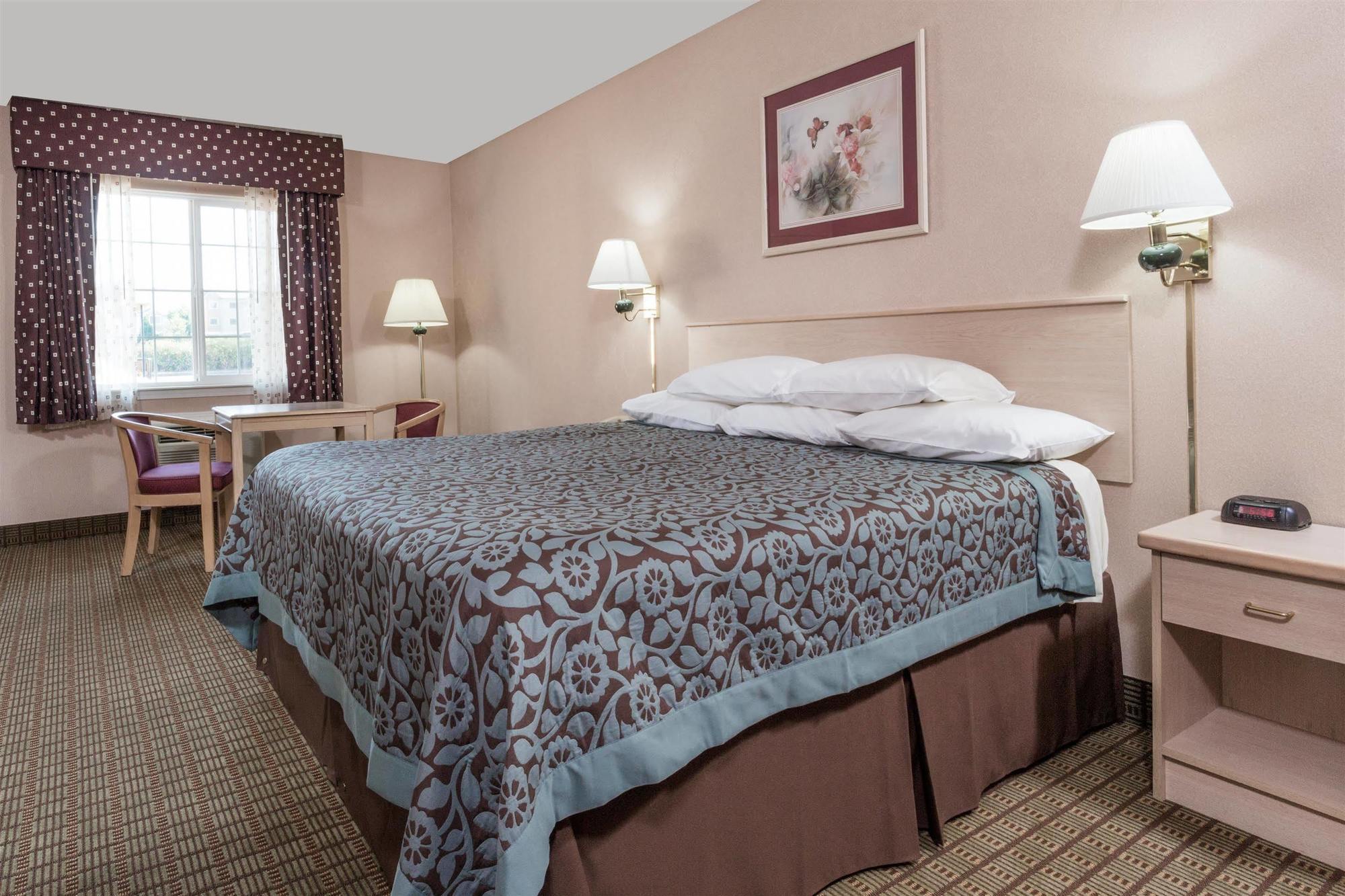 Days Inn By Wyndham Portland Central Экстерьер фото