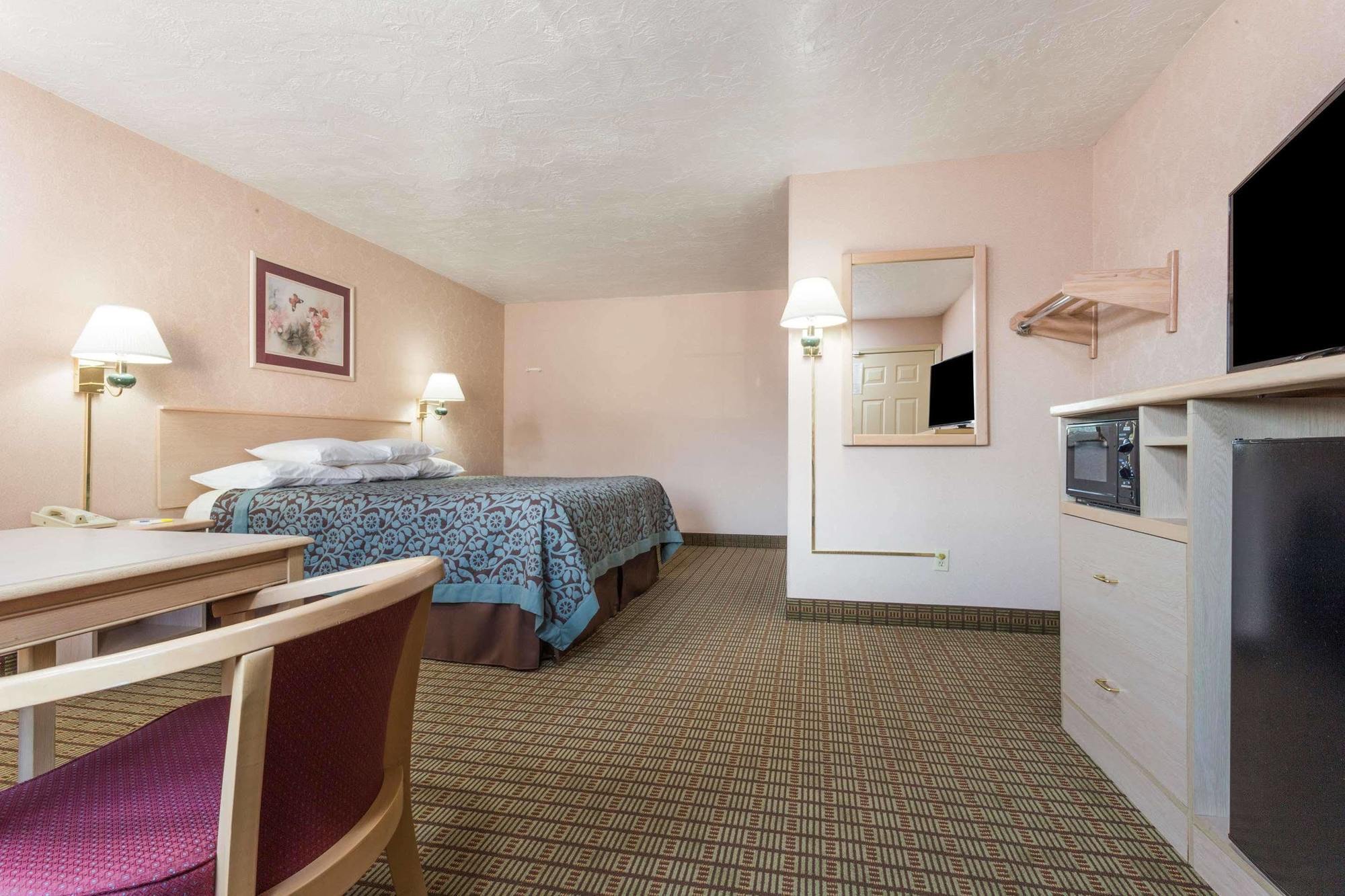 Days Inn By Wyndham Portland Central Экстерьер фото