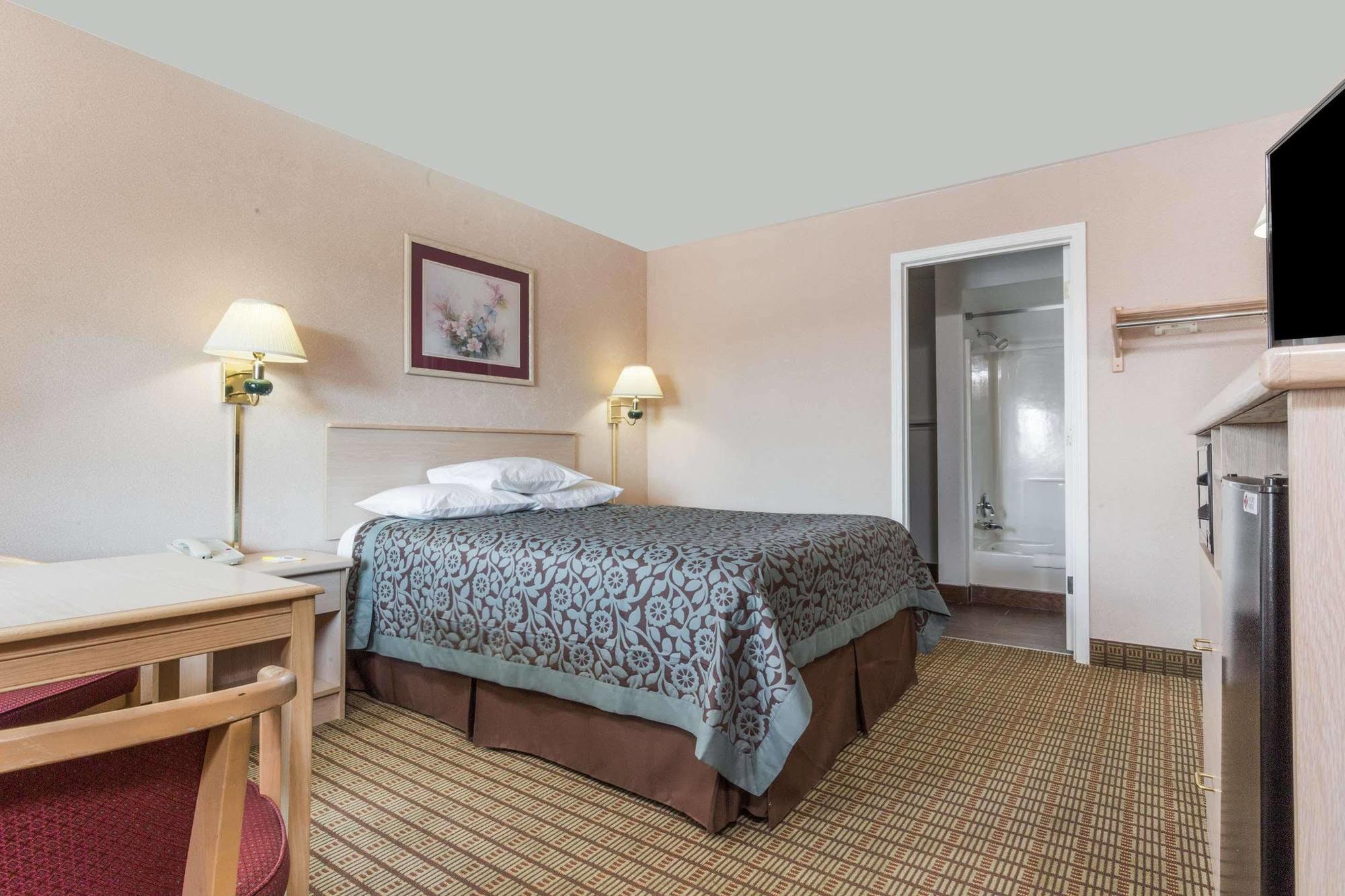 Days Inn By Wyndham Portland Central Экстерьер фото