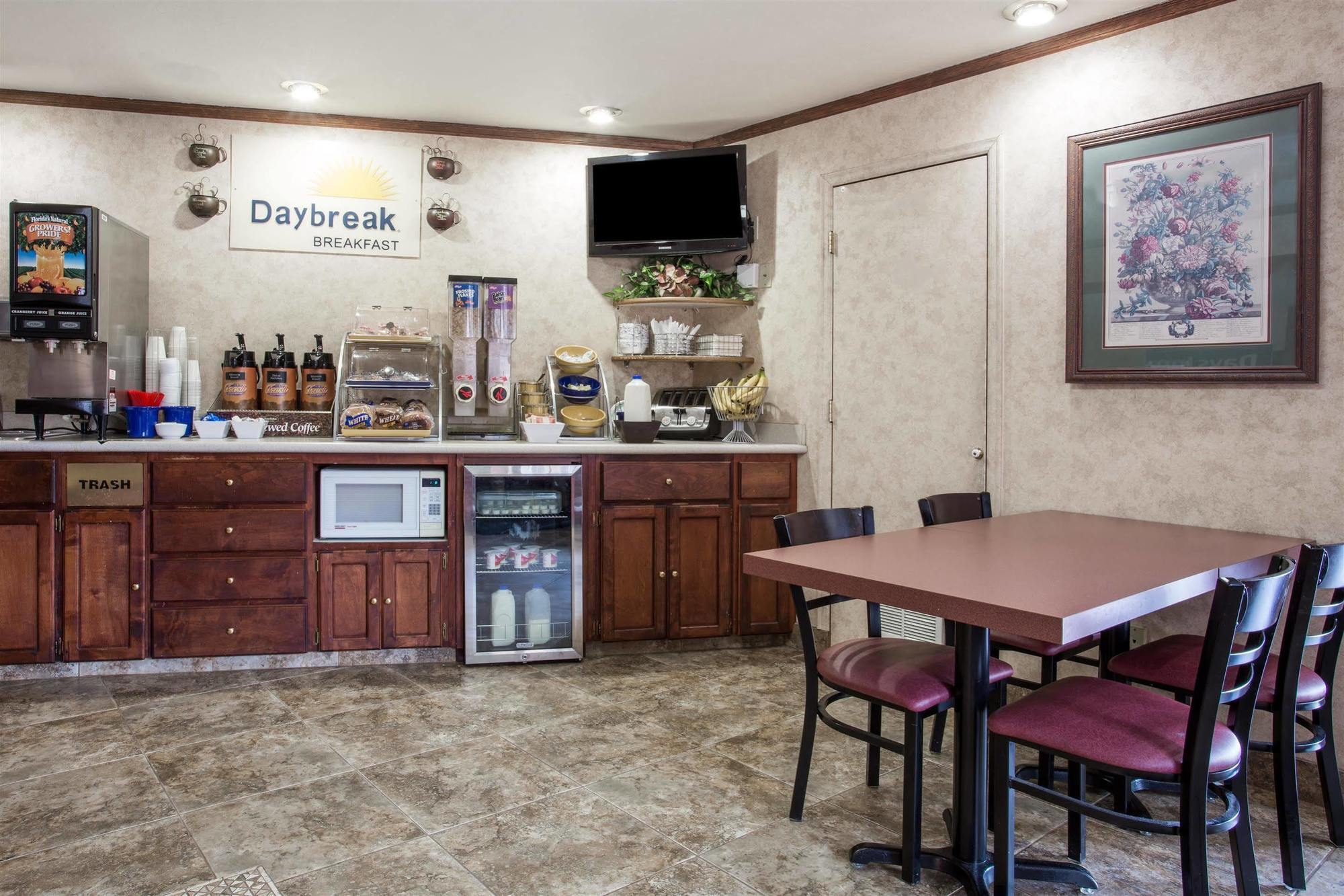 Days Inn By Wyndham Portland Central Экстерьер фото