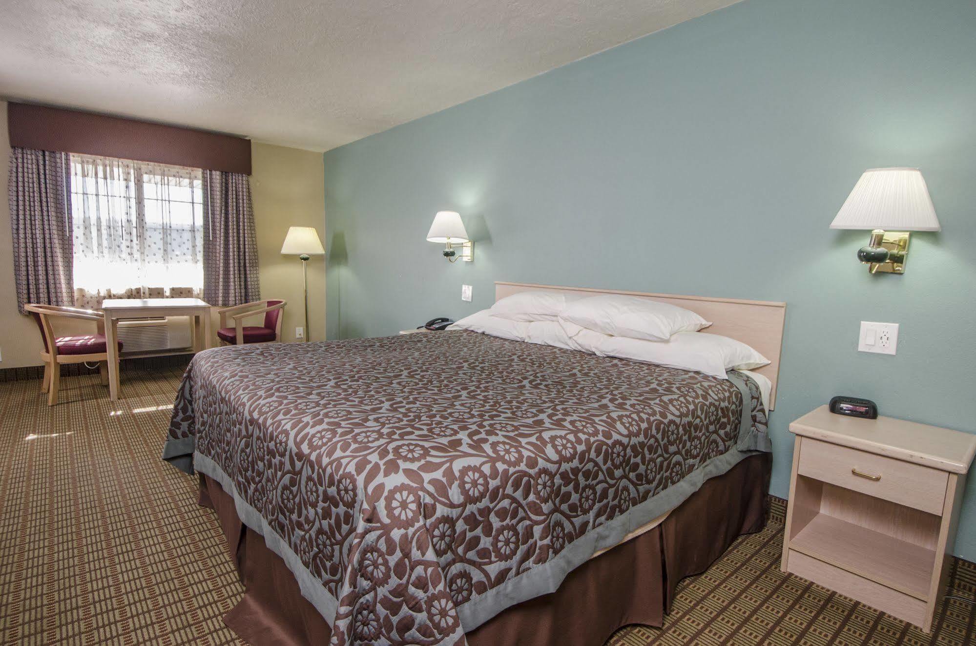 Days Inn By Wyndham Portland Central Экстерьер фото