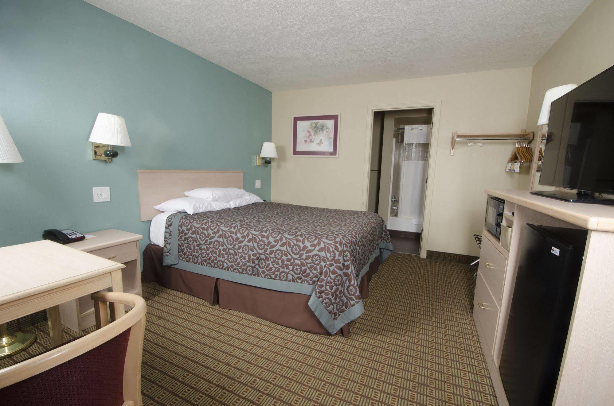 Days Inn By Wyndham Portland Central Экстерьер фото