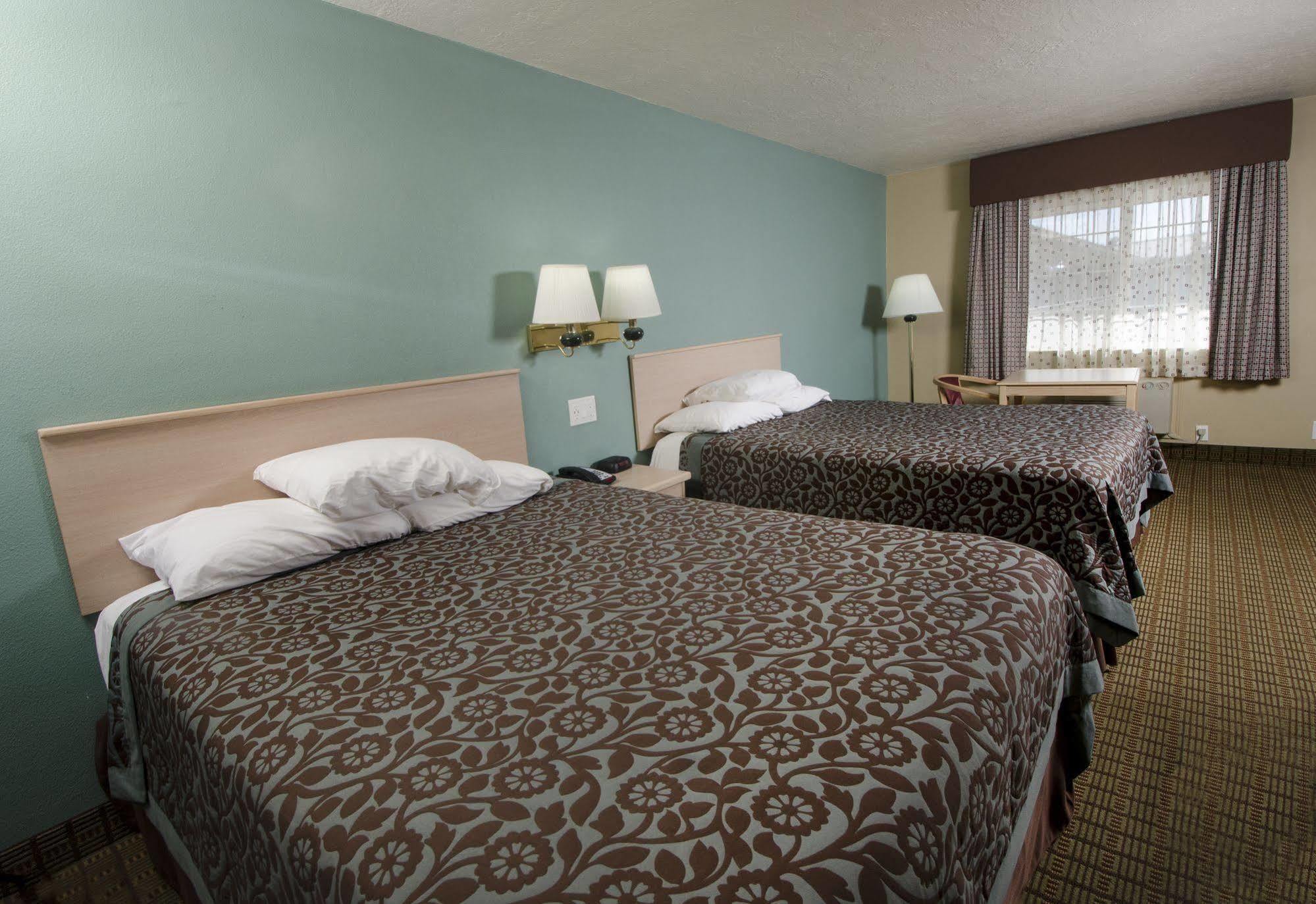 Days Inn By Wyndham Portland Central Экстерьер фото
