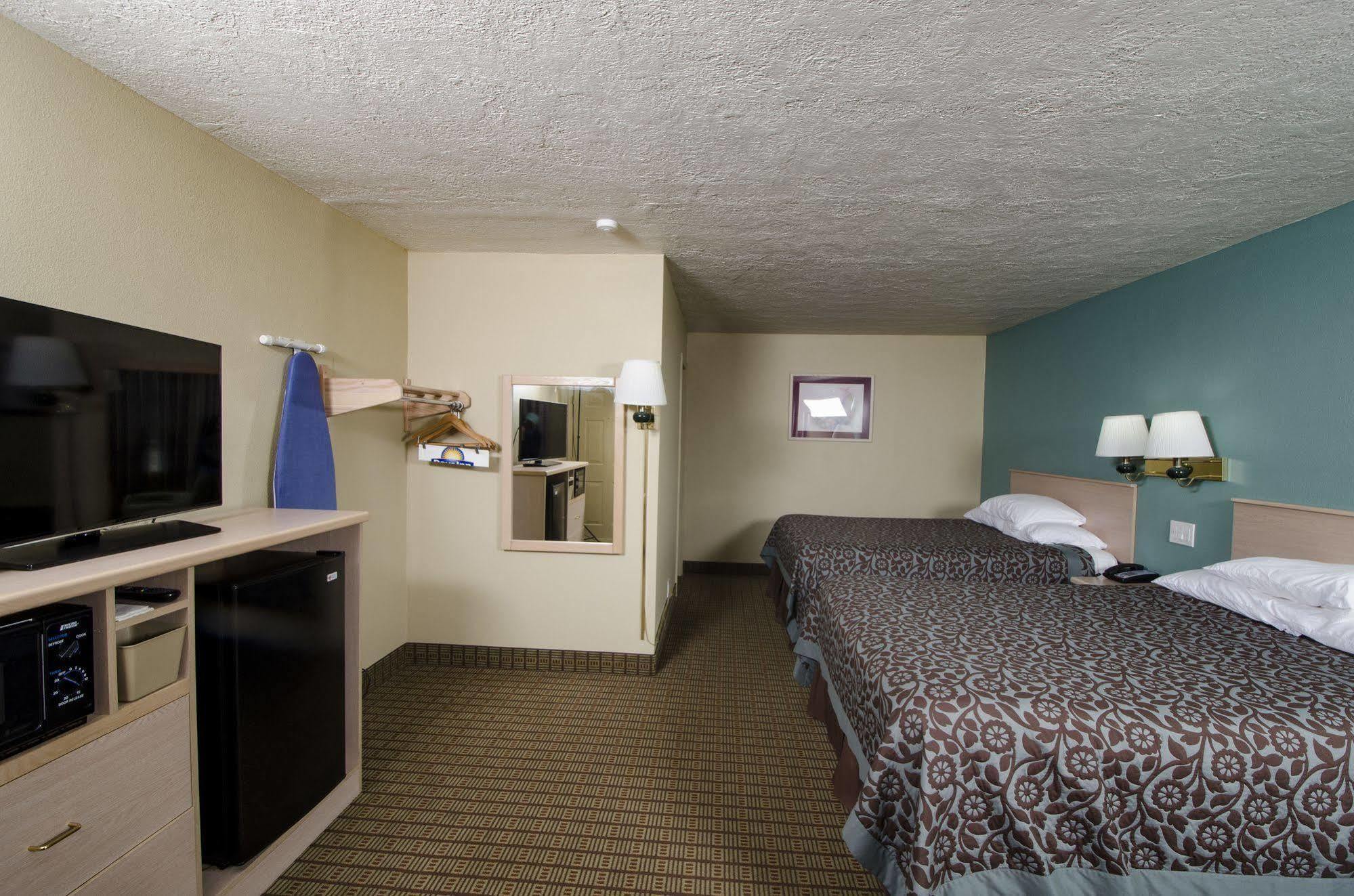 Days Inn By Wyndham Portland Central Экстерьер фото