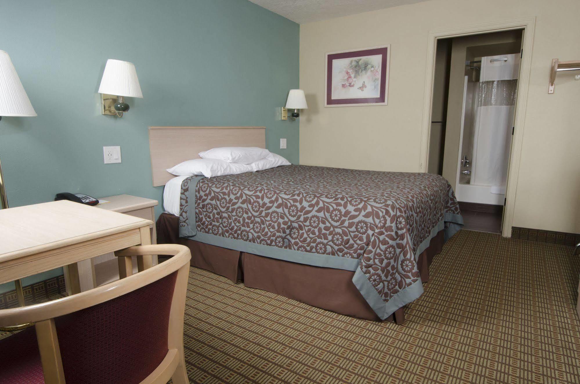 Days Inn By Wyndham Portland Central Экстерьер фото