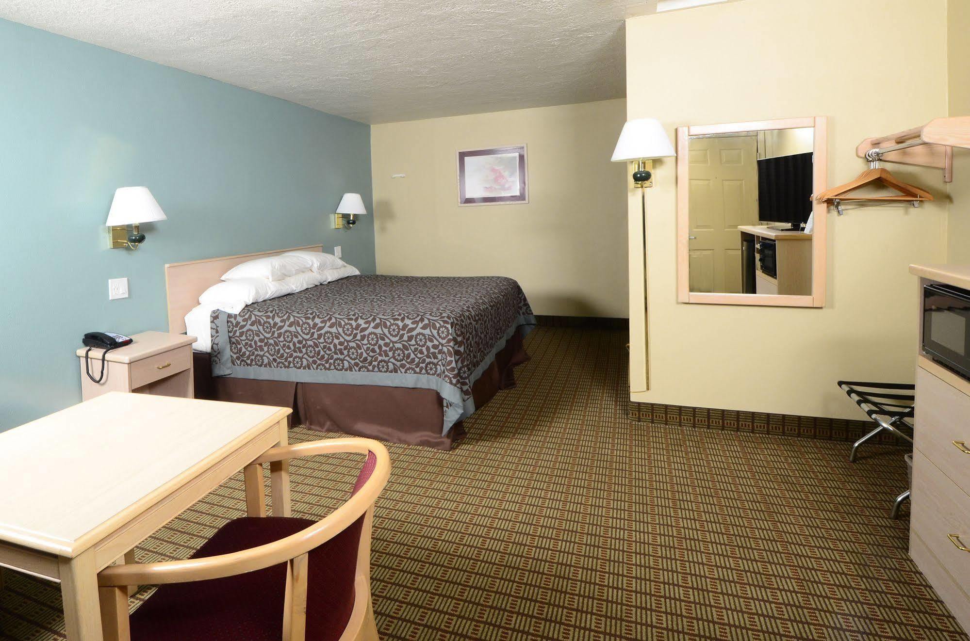 Days Inn By Wyndham Portland Central Экстерьер фото