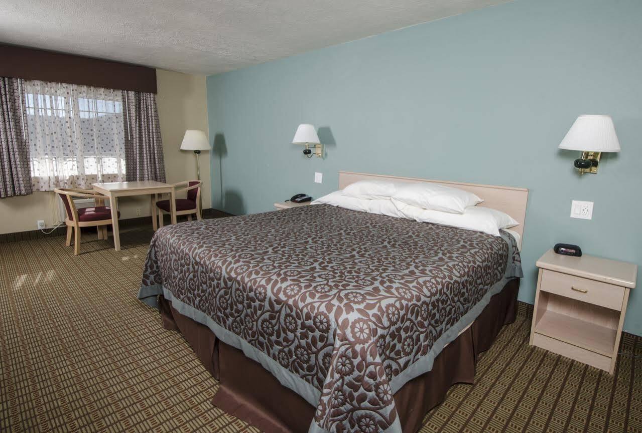 Days Inn By Wyndham Portland Central Экстерьер фото